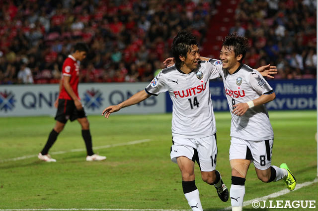 川崎Ｆにとって決定的な3点目を奪った阿部 浩之を中村 憲剛が祝福【ＡＣＬ ラウンド16 第1戦 ムアントンvs川崎Ｆ】