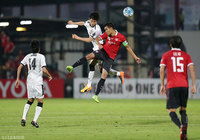 ティーラシル ダンダ（ムアントン）との空中戦を制す谷口 彰悟（川崎Ｆ）【ＡＣＬ ラウンド16 第1戦 ムアントンvs川崎Ｆ】