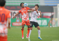 かつてＣ大阪でプレーしたマグノ クルス（済州）と競り合う阿部 勇樹（浦和）【ＡＣＬ ラウンド16 第1戦 済州vs浦和】