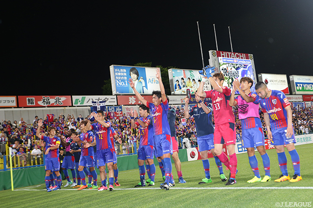 グループステージ３連勝をファン・サポーターと喜ぶFC東京の選手達【ルヴァンカップ GS 第6節 柏vsFC東京】
