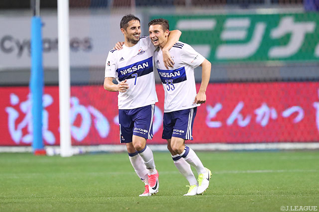 横浜FMの2得点を挙げたウーゴ ヴィエイラ（#7）と先制アシストのダビド バブンスキー（#33）【ルヴァンカップ GS 第6節 鳥栖vs横浜FM】