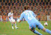 GKの逆を突き、先制PKを決めたオリヴァー ボザニッチ（甲府）【ルヴァンカップ GS 第6節 新潟vs甲府】