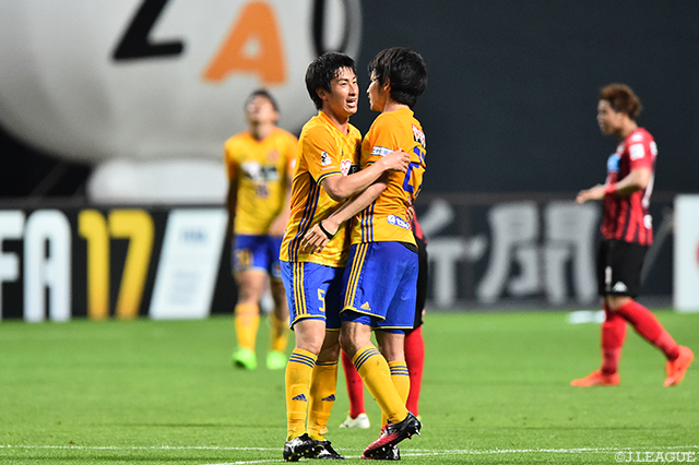 同点直後の20分に勝越しヘッドを決めた石川 直樹（仙台/左）【ルヴァンカップ GS 第6節 札幌vs仙台】