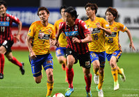 後半途中から出場し仙台ゴールに襲い掛かる都倉 賢（札幌）【ルヴァンカップ GS 第6節 札幌vs仙台】