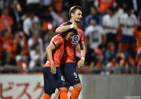 73分にリードを３点に広げるヘッドを決めネイツ ペチュニク（右）に祝福される岩上 祐三（大宮）【ルヴァンカップ GS 第6節 大宮vs清水】