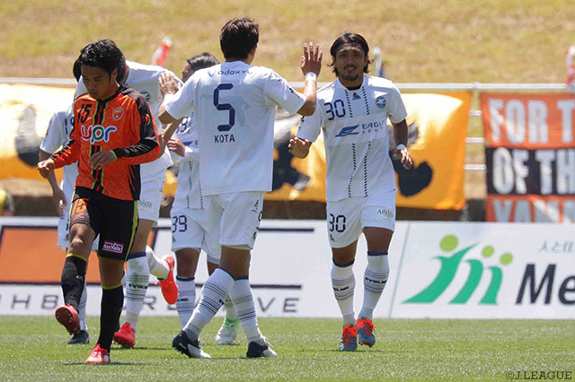 先制PKを落ち着いて決めた中島 裕希（町田）【明治安田Ｊ２ 第16節 山口vs町田】