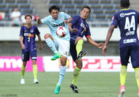 中盤でマッチアップする荒木 大吾（磐田）と青山 敏弘（広島）【明治安田Ｊ１ 第13節 広島vs磐田】