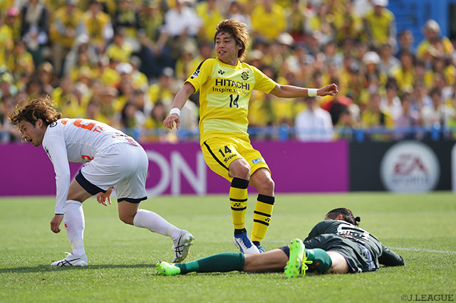一瞬のスキを見逃さず同点ゴールを決めた伊東 純也（柏）【明治安田Ｊ１ 第13節 柏vs大宮】