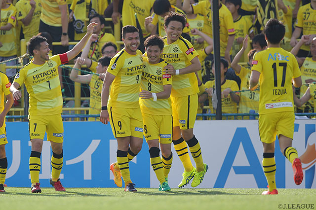 大勝の原動力となった1得点のクリスティアーノ（柏 #9）と2得点の武富 孝介（#8）【明治安田Ｊ１ 第13節 柏vs大宮】