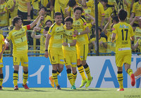 大勝の原動力となった1得点のクリスティアーノ（柏 #9）と2得点の武富 孝介（#8）【明治安田Ｊ１ 第13節 柏vs大宮】