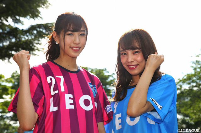 横浜FCを応援する女子二人組。勝利を目指してガッツポーズ！【明治安田Ｊ２ 第16節 横浜FCvs名古屋】