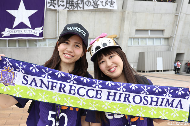 広島のサポーターがタオルマフラーを手にポーズ！【明治安田Ｊ１ 第13節 広島vs磐田】