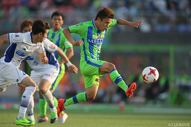 果敢なドリブル突破からチャンスを作った山根 視来（湘南）【明治安田Ｊ２ 第16節 湘南vs山形】