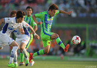 果敢なドリブル突破からチャンスを作った山根 視来（湘南）【明治安田Ｊ２ 第16節 湘南vs山形】