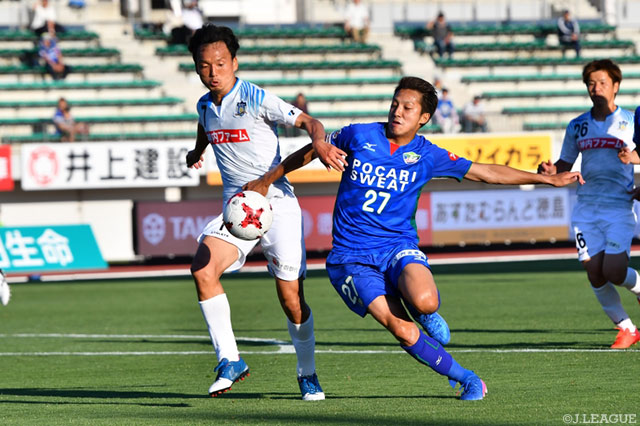 激しく競り合う永田 亮太（讃岐）と馬渡 和彰（徳島）【明治安田Ｊ２ 第16節 徳島vs讃岐】