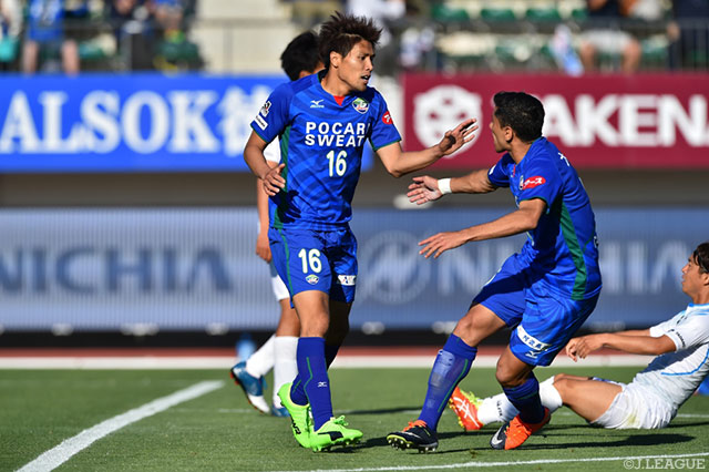一瞬のチャンスを見事に同点ゴールへと結びつけた渡 大生（徳島）【明治安田Ｊ２ 第16節 徳島vs讃岐】