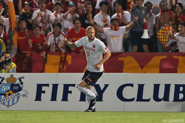 PKを2本決めて逆転勝利の立役者となったシモビッチ（名古屋）【明治安田Ｊ２ 第16節 横浜FCvs名古屋】