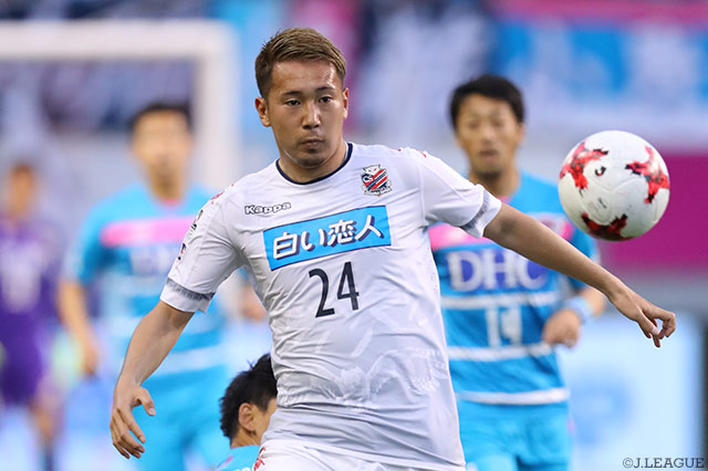 鋭いミドルシュートで同点ゴールを狙った福森 晃斗（札幌）【明治安田Ｊ１ 第13節 鳥栖vs札幌】