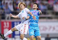 空中戦を繰り広げる兵藤 慎剛（札幌）と高橋 義希（鳥栖）【明治安田Ｊ１ 第13節 鳥栖vs札幌】