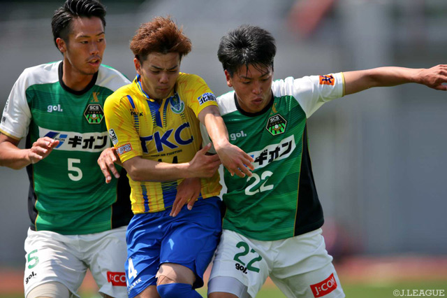 西谷 和希（栃木）を二人ががりで止める相模原の米原 祐と梅井 大輝【明治安田Ｊ３ 第10節 相模原vs栃木】