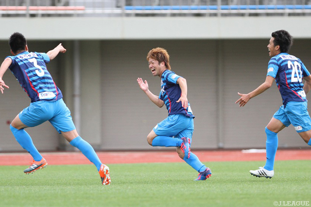 前山 恭平（写真中央）が直接FKを決めて、秋田が勝利【明治安田Ｊ３ 第10節 秋田vs鹿児島】