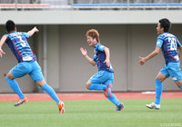 前山 恭平（写真中央）が直接FKを決めて、秋田が勝利【明治安田Ｊ３ 第10節 秋田vs鹿児島】