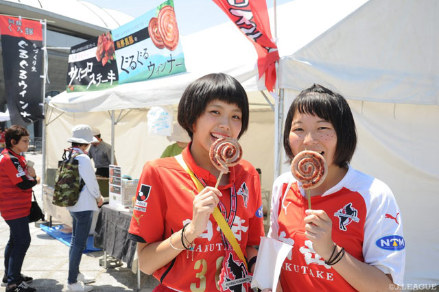 スタグルを手に笑顔の熊本サポーター【明治安田Ｊ２ 第16節 熊本vs水戸】