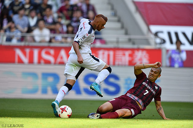 中盤で火花を散らしたソウザ（Ｃ大阪）とニウトン（神戸）【明治安田Ｊ１ 第13節 神戸vsＣ大阪】