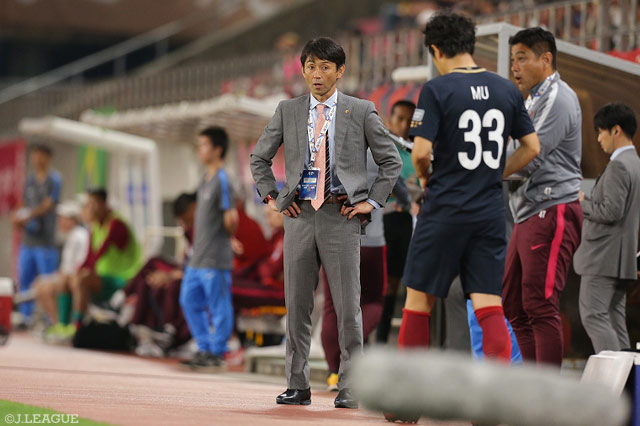 60分に最初の交代カードとして金崎 夢生を送り出した石井 正忠監督（鹿島）【ＡＣＬ ラウンド16 第2戦 鹿島vs広州恒大】
