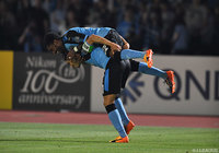 4点目を決めたハイネル（川崎Ｆ）がアシストの小林 悠に抱き着く【ＡＣＬ ラウンド16 第2戦 川崎Ｆvsムアントン】