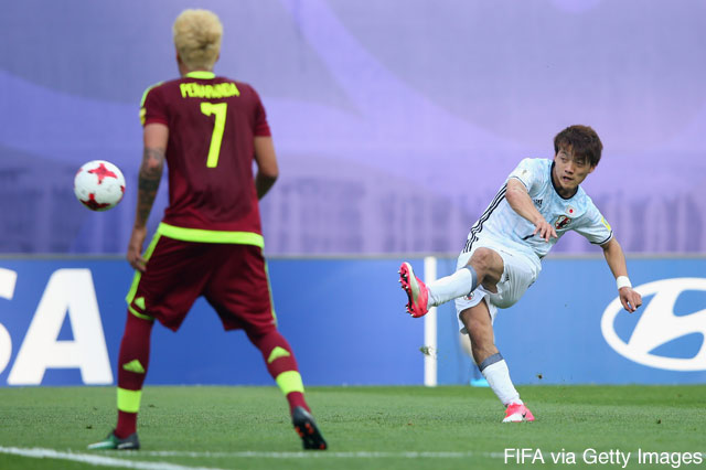 堂安 律（Ｇ大阪）が直接FKを狙うが、クロスバーに嫌われる【FIFA U-20Ｗ杯 決勝トーナメント 1回戦 U-20ベネズエラvsU-20日本】