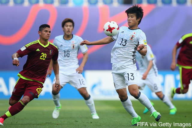 こぼれ球を拾った岩崎 悠人（京都）がゴール前からシュートを放つも、惜しくも枠の右に外れてしまう【FIFA U-20Ｗ杯 決勝トーナメント 1回戦 U-20ベネズエラvsU-20日本】