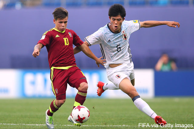 体を張ってベネズエラ攻撃陣を抑える冨安 健洋（福岡）【FIFA U-20Ｗ杯 決勝トーナメント 1回戦 U-20ベネズエラvsU-20日本】