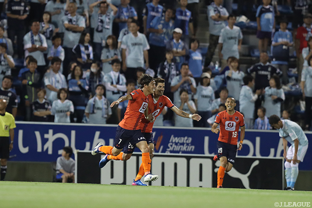 39分に磐田にプレッシャーを与える先制ヘッドを決めた江坂 任（大宮）【ルヴァンカップ GS 第7節 磐田vs大宮】