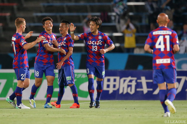 GKとの1対1を制し、先制点を挙げた河本 明人（甲府 #13）【ルヴァンカップ GS 第7節 甲府vs鳥栖】