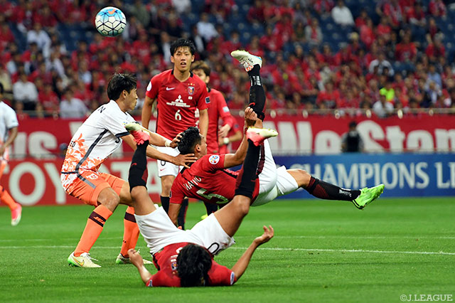 オーバヘッドキックで果敢に3点目を狙った槙野 智章（浦和）【ＡＣＬ ラウンド16 第2戦 浦和vs済州】