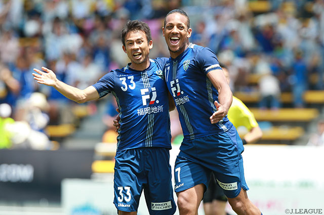 福岡の先制点を決めて3試合連続得点のウェリントン（右）と追加点を挙げた山瀬 功治（左）【明治安田Ｊ２ 第17節 福岡vs讃岐】