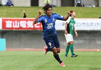 タイトな角度から豪快に先制ゴールを決めた苔口 卓也（富山）【明治安田Ｊ３ 第11節 富山vs相模原】