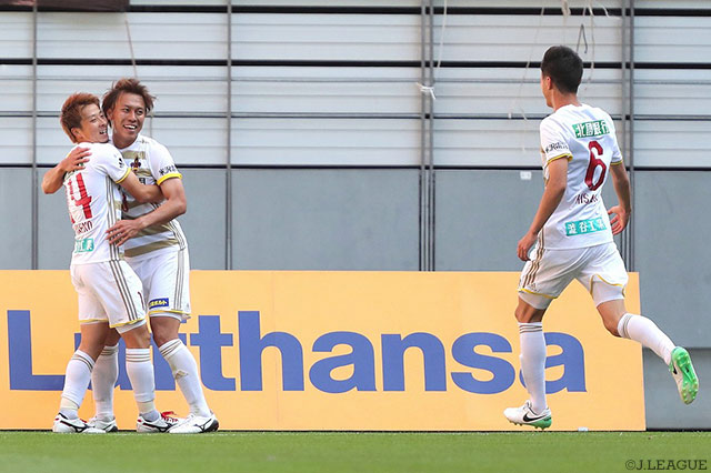 相手のミスを突き、金子 昌広（#14）の今季初得点で逆転した金沢【明治安田Ｊ２ 第17節 名古屋vs金沢】