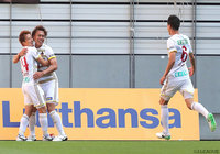 相手のミスを突き、金子 昌広（#14）の今季初得点で逆転した金沢【明治安田Ｊ２ 第17節 名古屋vs金沢】