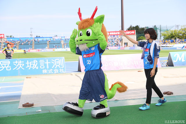 サポーターに手を振るホーリーくん【明治安田Ｊ２ 第17節 水戸vs大分】