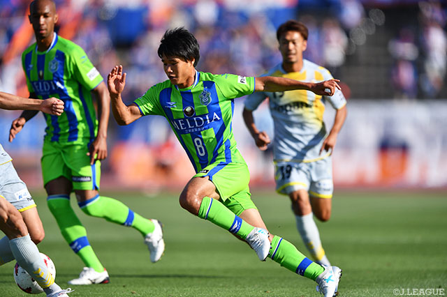 グラウンダーの折り返しで先制点をアシストした山田 直輝（湘南）【明治安田Ｊ２ 第17節 湘南vs長崎】