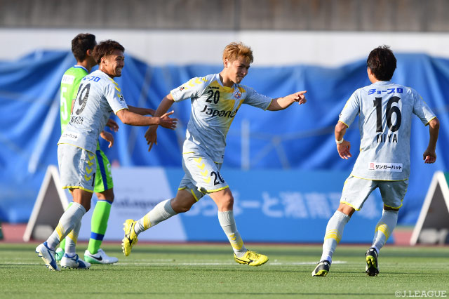 鋭い一撃で同点ゴールを挙げた中村 慶太（長崎）【明治安田Ｊ２ 第17節 湘南vs長崎】