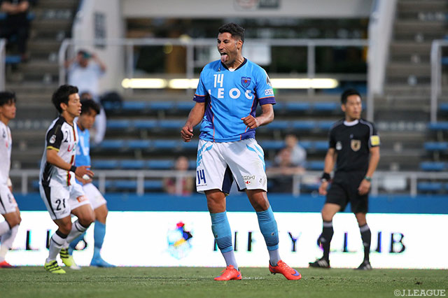 前半終了間際に自ら得たPKで決勝点を決めたイバ（横浜FC）【明治安田Ｊ２ 第17節 横浜FCvs山口】