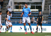 前半終了間際に自ら得たPKで決勝点を決めたイバ（横浜FC）【明治安田Ｊ２ 第17節 横浜FCvs山口】