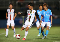 右ポストを直撃する強烈なシュートを放った池上 丈二（山口）【明治安田Ｊ２ 第17節 横浜FCvs山口】