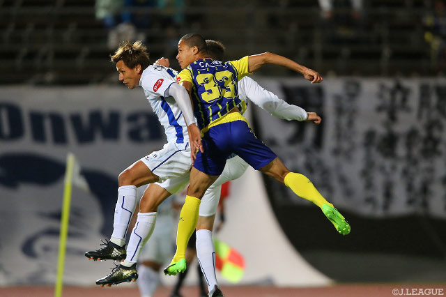 鋭いヘディングシュートで徳島ゴールを強襲したカン スイル（群馬）【明治安田Ｊ２ 第17節 群馬vs徳島】