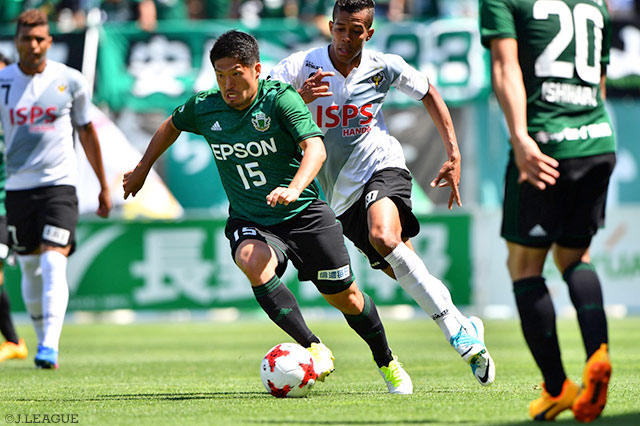 精度の高いCKで先制点をお膳立てした宮阪 政樹（松本）【明治安田Ｊ２ 第17節 松本vs東京Ｖ】