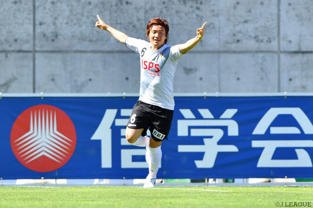 タイトな角度から同点ゴールを蹴り込んだ安在 和樹（東京Ｖ）【明治安田Ｊ２ 第17節 松本vs東京Ｖ】