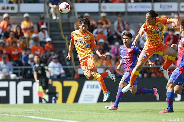 チアゴ アウベスのFKをドンピシャで頭で合わせた村松 大輔（清水）だが枠を捕らえることはできず【明治安田Ｊ１ 第14節 清水vsFC東京】